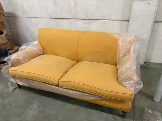 Sofá amarillo de tela