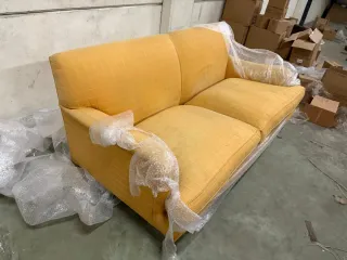 Sofá amarillo de tela