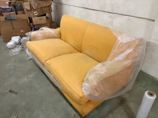 Sofá amarillo de tela