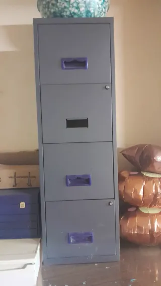 Archivador metálico gris con tiradores morados