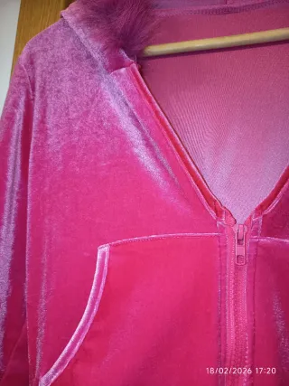 Disfraz de choni.Chándal terciopelo rosaCONcapucha