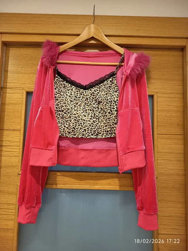 Disfraz de choni.Chándal terciopelo rosaCONcapucha