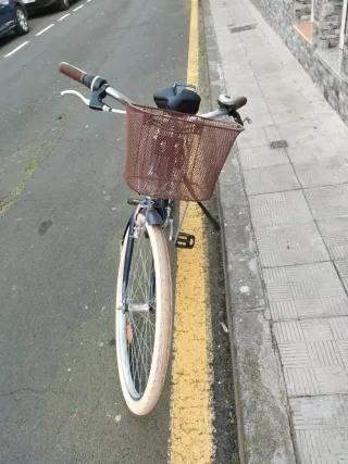 Bicicleta de ciudad con cesta y el casco