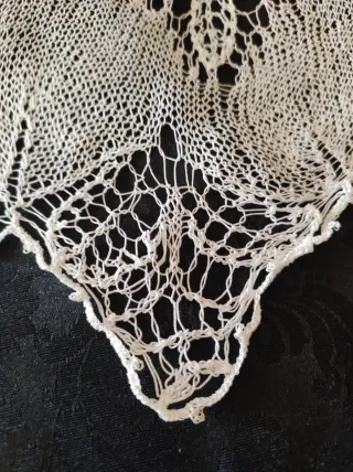 Manteleta o mantón de punto blanco