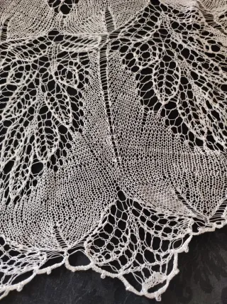 Manteleta o mantón de punto blanco