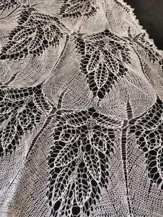 Manteleta o mantón de punto blanco