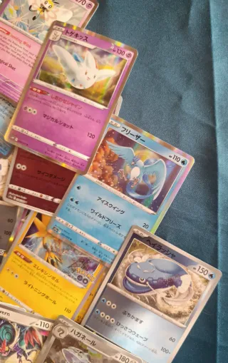 Lotto circa 50 Carte Pokémon Giapponesi con Poncho