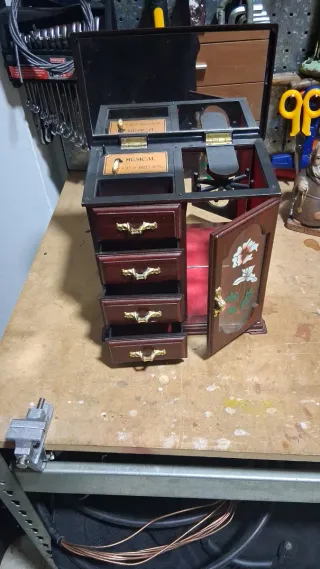 Joyero musical de madera con cajones