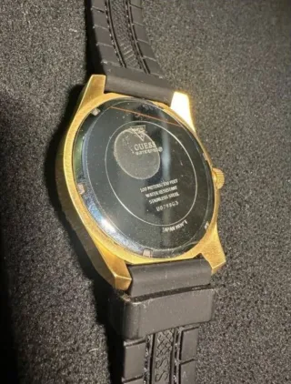 Reloj Guess Negro y Dorado