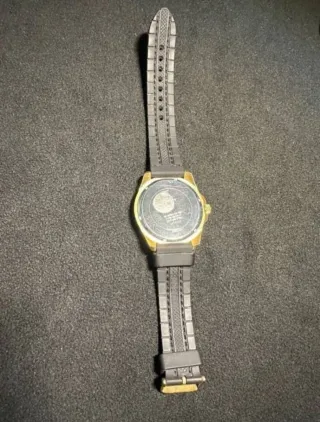 Reloj Guess Negro y Dorado