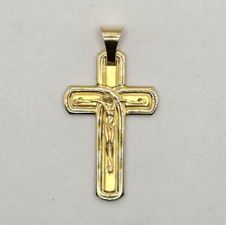 Cruz de oro de 18k. Peso: 4.52 g.
