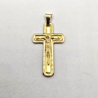 Cruz de oro de 18k. Peso: 4.52 g.