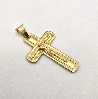 Cruz de oro de 18k. Peso: 4.52 g.