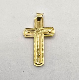Cruz de oro de 18k. Peso: 4.52 g.