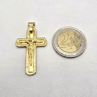 Cruz de oro de 18k. Peso: 4.52 g.