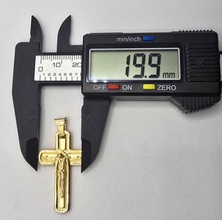 Cruz de oro de 18k. Peso: 4.52 g.