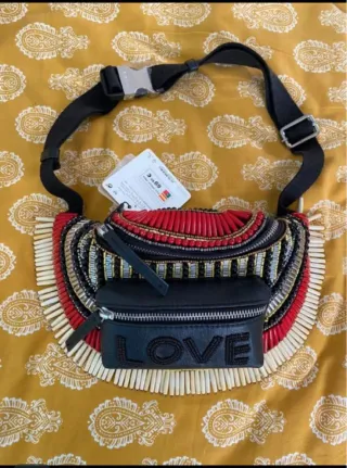 Riñonera Desigual Negra y Roja