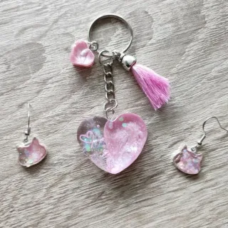 Conjunto Pendientes y Llavero en resina
