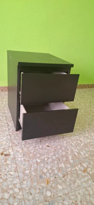 Mesita de noche de madera negra