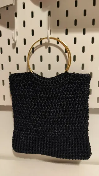 Bolso de fiesta negro con asa dorada