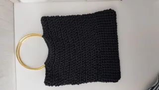 Bolso de fiesta negro con asa dorada