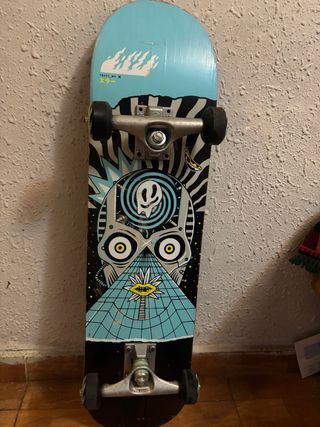 Monopatín con diseño gráfico