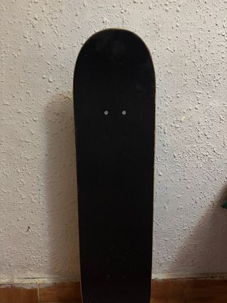 Monopatín con diseño gráfico