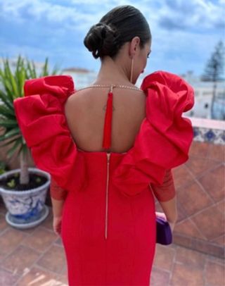 Vestido fiesta rojo volantes manga rejilla