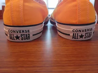 Zapatillas Converse All Star naranjas.