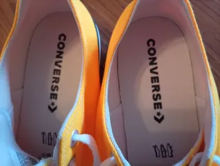 Zapatillas Converse All Star naranjas.