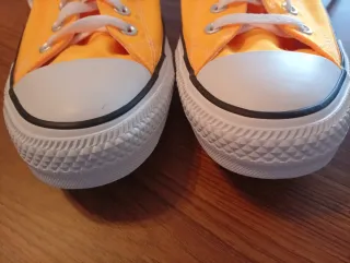 Zapatillas Converse All Star naranjas.