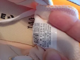 Zapatillas Converse All Star naranjas.