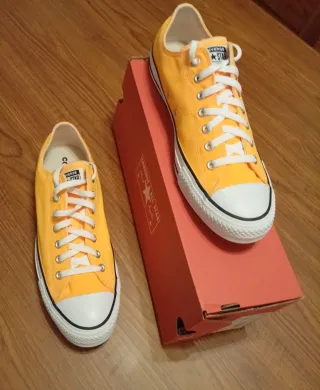 Zapatillas Converse All Star naranjas.