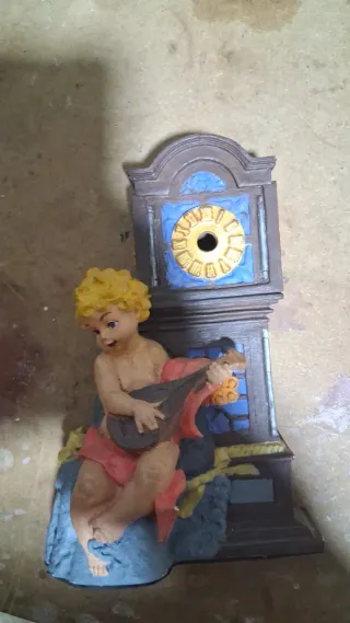 Figura de escayola de querubín con laúd