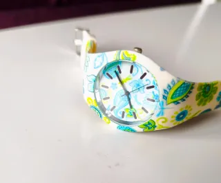 Reloj con estampado floral