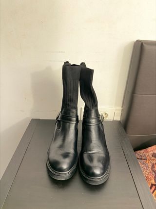 Botines negros con detalle de hebilla