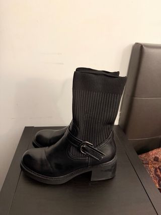 Botines negros con detalle de hebilla
