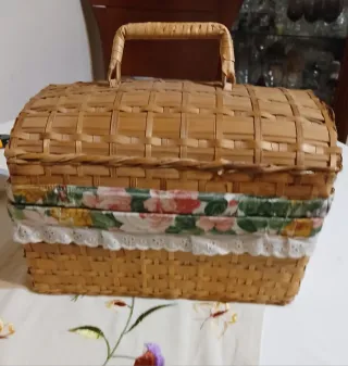 Costurero antiguo forrado tela estampada