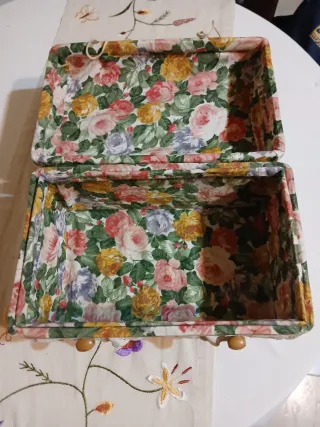 Costurero antiguo forrado tela estampada
