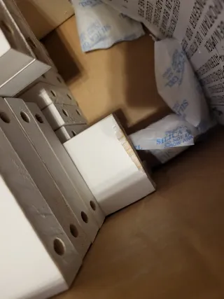 Cama infantil blanca con cajones