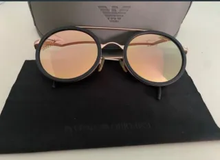 Gafas de sol Emporio Armani negras y doradas