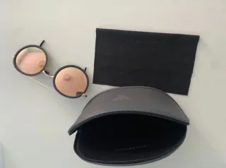 Gafas de sol Emporio Armani negras y doradas