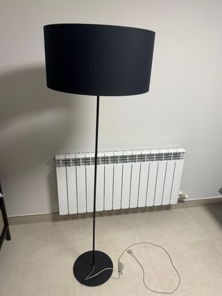 Lámpara de pie negra con detalles dorados