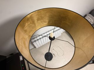 Lámpara de pie negra con detalles dorados