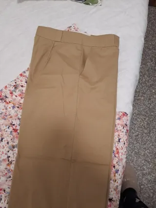 Pantalón recto beige oscuro. Nuevo.
