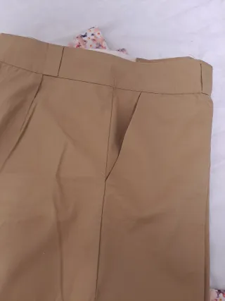 Pantalón recto beige oscuro. Nuevo.