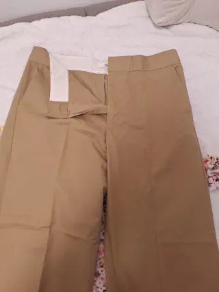 Pantalón recto beige oscuro. Nuevo.