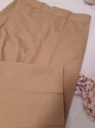 Pantalón recto beige oscuro. Nuevo.