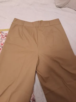Pantalón recto beige oscuro. Nuevo.