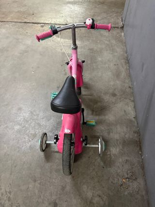 Bicicleta infantil rosa con ruedines
